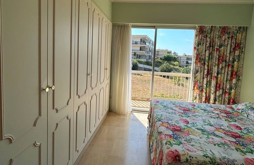 La Croix des Gardes House | Apartment with garden - sea view