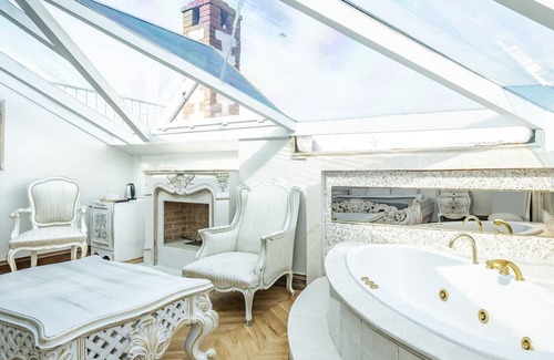 Beylerbeyi Apartment | Studio w Garden in Historic Mansion in Beylerbeyi