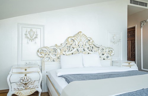 Beylerbeyi Apartment | Studio w Garden in Historic Mansion in Beylerbeyi