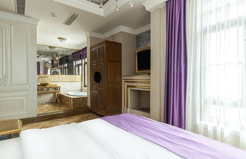 Beylerbeyi Apartment | Studio w Garden in Historic Mansion in Beylerbeyi