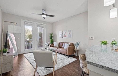 Courier City - Oscawana Apartment | Bleecker room 116 · Luxury king suite! Pool | gym | FREE parking | A