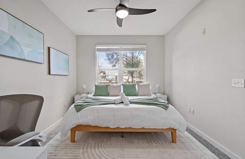 Courier City - Oscawana Apartment | Bleecker room 116 · Luxury king suite! Pool | gym | FREE parking | A