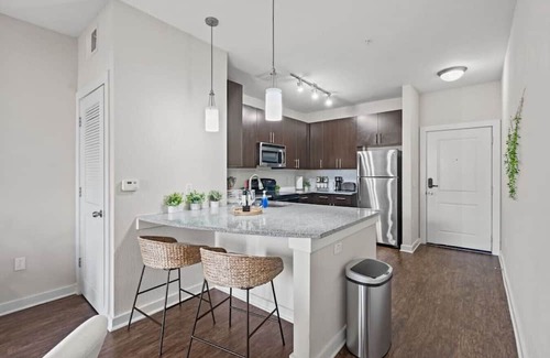 Courier City - Oscawana Apartment | Bleecker room 116 · Luxury king suite! Pool | gym | FREE parking | A