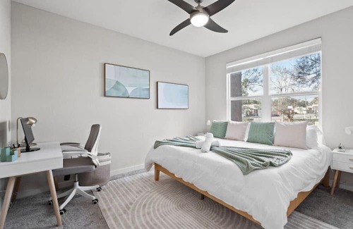 Courier City - Oscawana Apartment | Bleecker room 116 · Luxury king suite! Pool | gym | FREE parking | A
