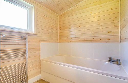 Scunthorpe Cabin | A cosy one bedroom lodge with a master bedroom served by a bathroom with a separate shower open plan