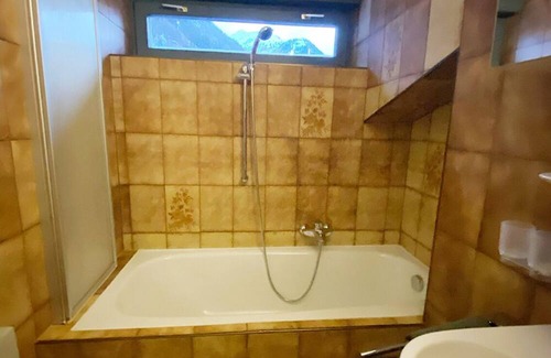 Sankt Anton am Arlberg Apartment | 2 x great Sankt Anton ski apartments. 3min walk to all main lifts/ski school