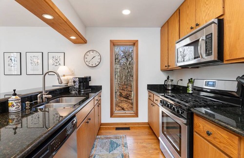 Wintergreen House | New Listing! 3 min to ski w/hot tub and fireplace. Dog-friendly!