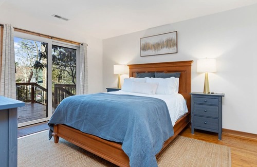 Wintergreen House | New Listing! 3 min to ski w/hot tub and fireplace. Dog-friendly!