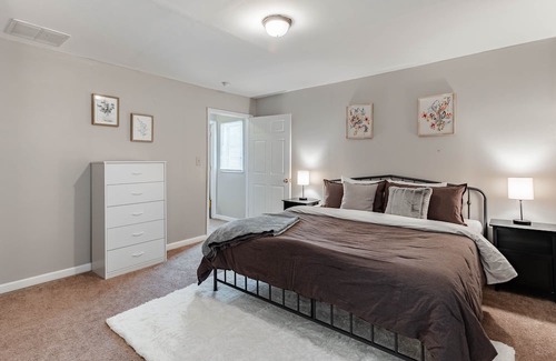 Indianapolis House | King Bed! 5 min to Fountain Square/Colts Stadium