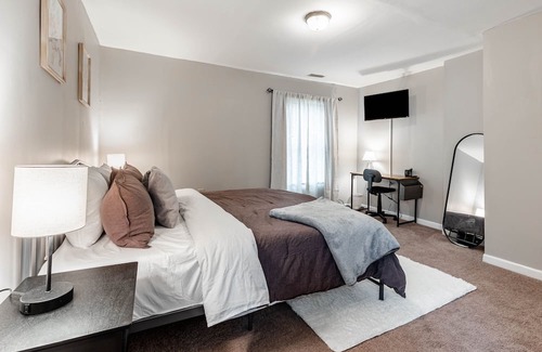 Indianapolis House | King Bed! 5 min to Fountain Square/Colts Stadium
