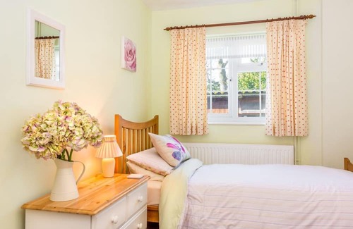 Irstead Cottage | Peace and Tranquility Awaits - 2 Bed, 2 Bath Detached Pet Friendly Cottage.