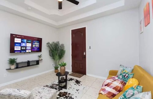 Edinburg Apartment | Designer Trendy apartment!