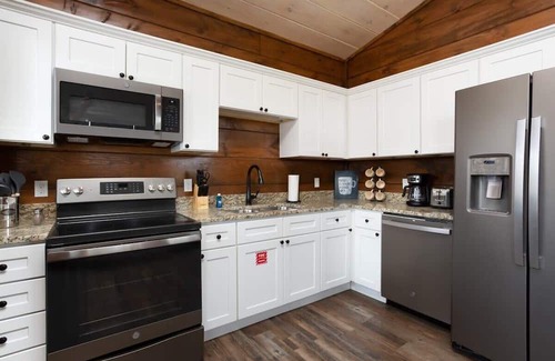 Pigeon Forge Cabin | Walk2DowntownPF/GasFirepit/Waterfront