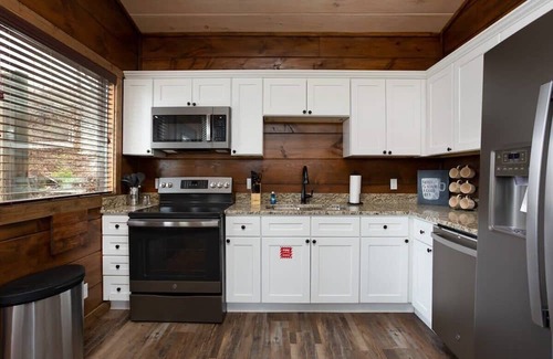Pigeon Forge Cabin | Walk2DowntownPF/GasFirepit/Waterfront