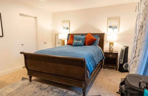 Faircrest Heights House | LA Bliss: Your Glamorous Getaway Suite! Great location! Close to stores.