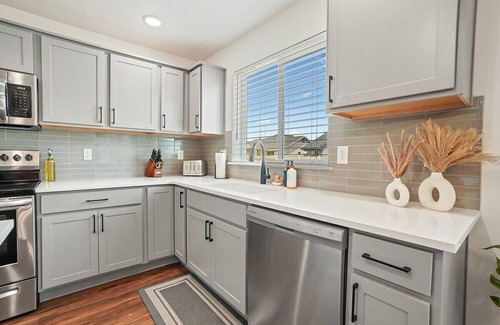 Meridian House | Luxurious Family Oasis- Ping pong, BBQ, huge yard