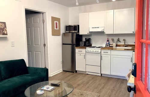 West End Apartment | Red Door Retreat:Low Pet Fee Tiny Home Near Dwntwn
