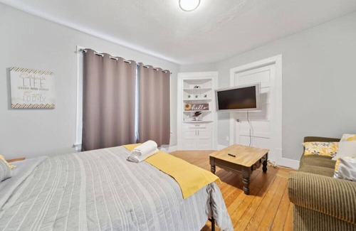 Highland Square Apartment | Highland Square Hideaway, 1 bedroom apartment