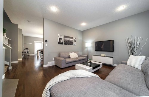 West Edmonton House | New-Spacious & Cozy Family home-4Bdrm-WEM-AC-PATIO
