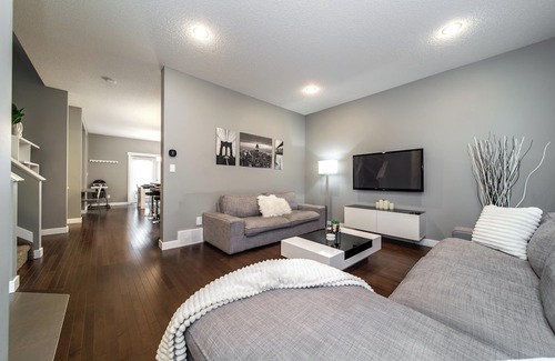 West Edmonton House | New-Spacious & Cozy Family home-4Bdrm-WEM-AC-PATIO