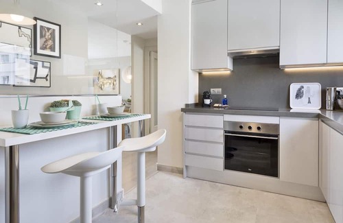 Sitges Town Center Apartment | Sitges Spaces Oasis Penthouse - 3 Bedroom/2 Bath/Terrace/Pool- Sleeps 8 (6+2)