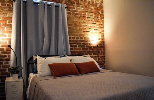 Whittier House | Denver’s Ultimate Getaway! Cozy one bed with big yard! Pet friendly!