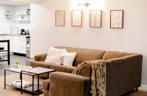 North Central Edmonton Apartment | LARGE Suite✨Near DT✨Office Space✨Family Friendly