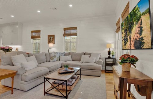 Fredericksburg House | LOCATION! One Block to Main Street/Wineries!