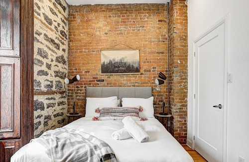 Quartier des Spectacles Apartment | Pinterest featured-|Walk Everywhere| Heart of DT