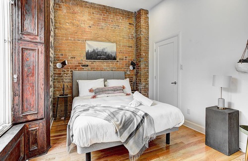 Quartier des Spectacles Apartment | Pinterest featured-|Walk Everywhere| Heart of DT