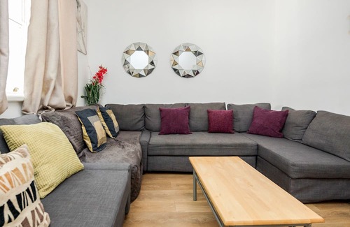 Canary Wharf House | Gated Mansion House with 6 Apartments over looking Canal with Parking & Hot Tubs