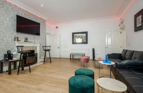 Canary Wharf House | Gated Mansion House with 6 Apartments over looking Canal with Parking & Hot Tubs