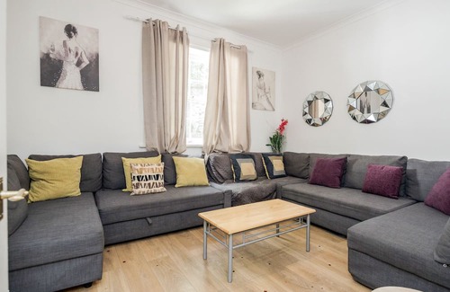 Canary Wharf House | Gated Mansion House with 6 Apartments over looking Canal with Parking & Hot Tubs