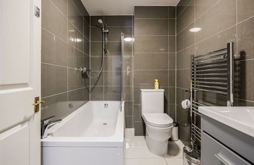 Canary Wharf House | Gated Mansion House with 6 Apartments over looking Canal with Parking & Hot Tubs