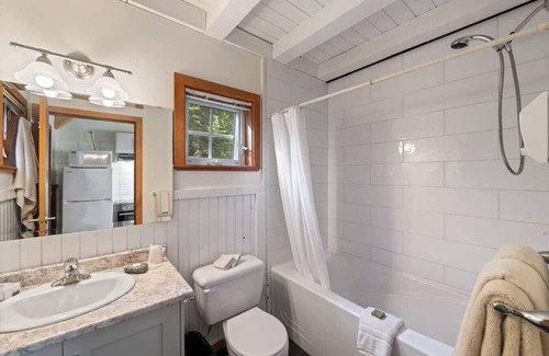 Ucluelet Cabin | Sea Star Endearing Oceanside House with Hot Tub in UkeeTub