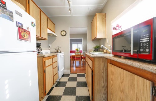 Venice House | Adorable beach cottage with Patio and Carport, Pet friendly