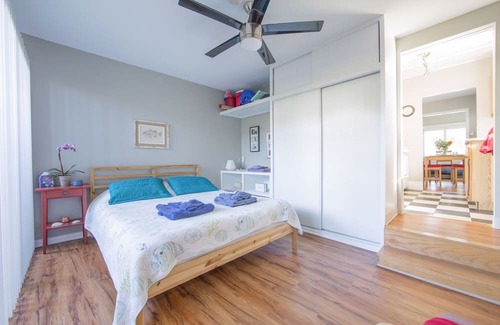 Venice House | Adorable beach cottage with Patio and Carport, Pet friendly