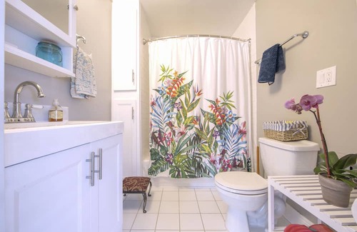 Venice House | Adorable beach cottage with Patio and Carport, Pet friendly