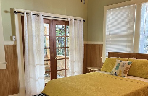 Hilo House | Hale Ponahawai - Charming Hilo Retreat