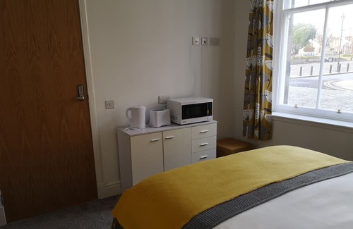 Kirkcaldy Apartment | Double Ensuite Room