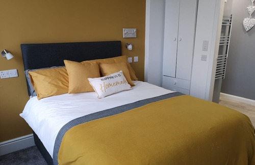 Kirkcaldy Apartment | Double Ensuite Room