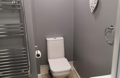 Kirkcaldy Apartment | Double Ensuite Room