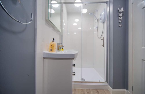 Kirkcaldy Apartment | Double Ensuite Room