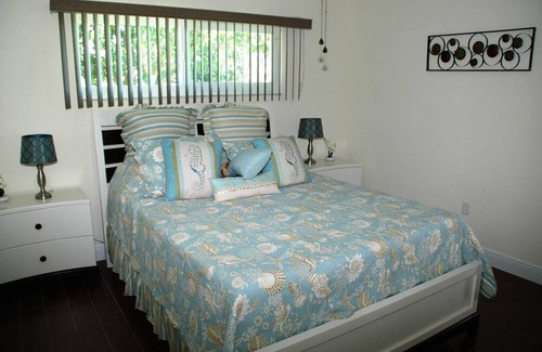 Yacht Club Villa | Waterfront Luxury Villa * South Facing * Pool * Jacuzzi * WiFi * Tiki Hut*