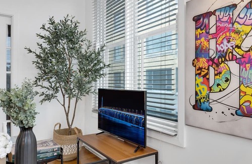 Milton Park Apartment | Liv MTL Main-303 Spacious 2BR + Mezz Suite No Fees