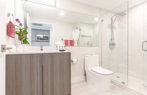 Coconut Grove Apartment | STUDIO, Lateral Sea View, Balcony, Hotel Arya, Kitchenette. FREE PARK/POOL/GYM