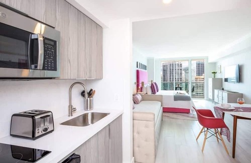 Coconut Grove Apartment | STUDIO, Lateral Sea View, Balcony, Hotel Arya, Kitchenette. FREE PARK/POOL/GYM