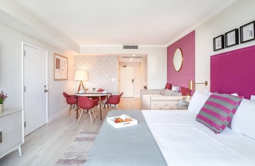Coconut Grove Apartment | STUDIO, Lateral Sea View, Balcony, Hotel Arya, Kitchenette. FREE PARK/POOL/GYM
