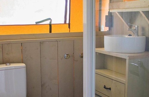 Roquebrune-sur-Argens Ski Chalet | Luxe 5 Pers. Villatent at family campsite Leï Suves on the beautiful Côte d’Azur