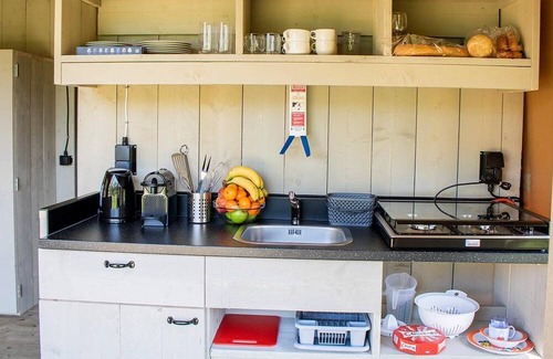Roquebrune-sur-Argens Ski Chalet | Luxe 5 Pers. Villatent at family campsite Leï Suves on the beautiful Côte d’Azur
